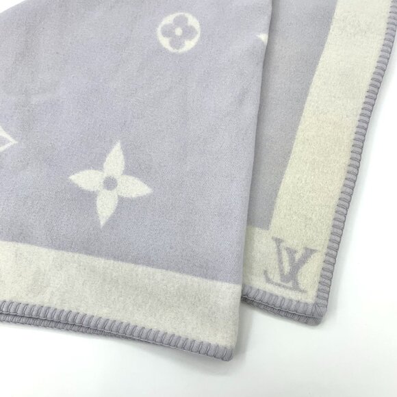 Louis Vuitton Light Purple Logo Embossed Wool & Cashmere Blanket - Picture 5 of 9